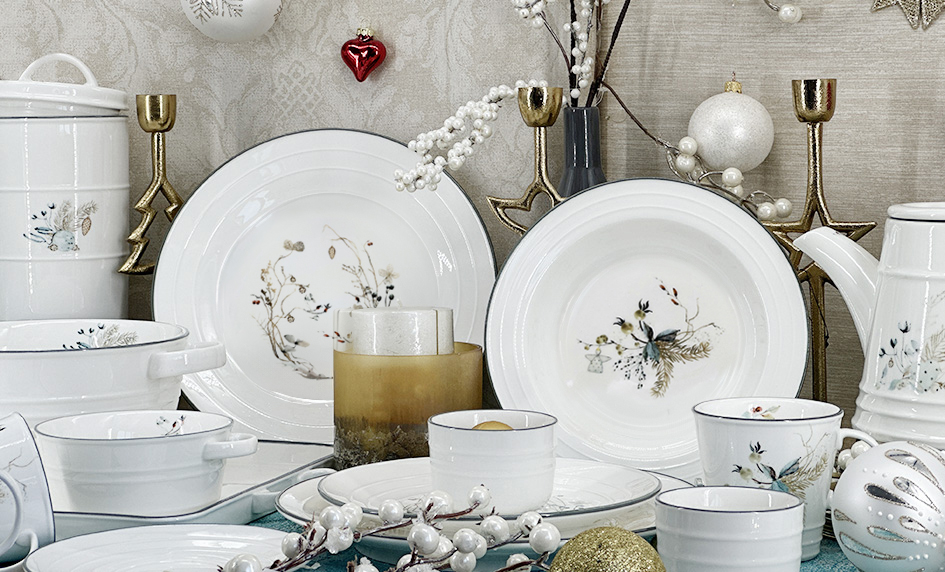 Porcelánové talíře, hrnky a doplňky z kolekce Nová Vánoční Nostalgie od by inspire na slavnostně prostřeném stole s dekoracemi