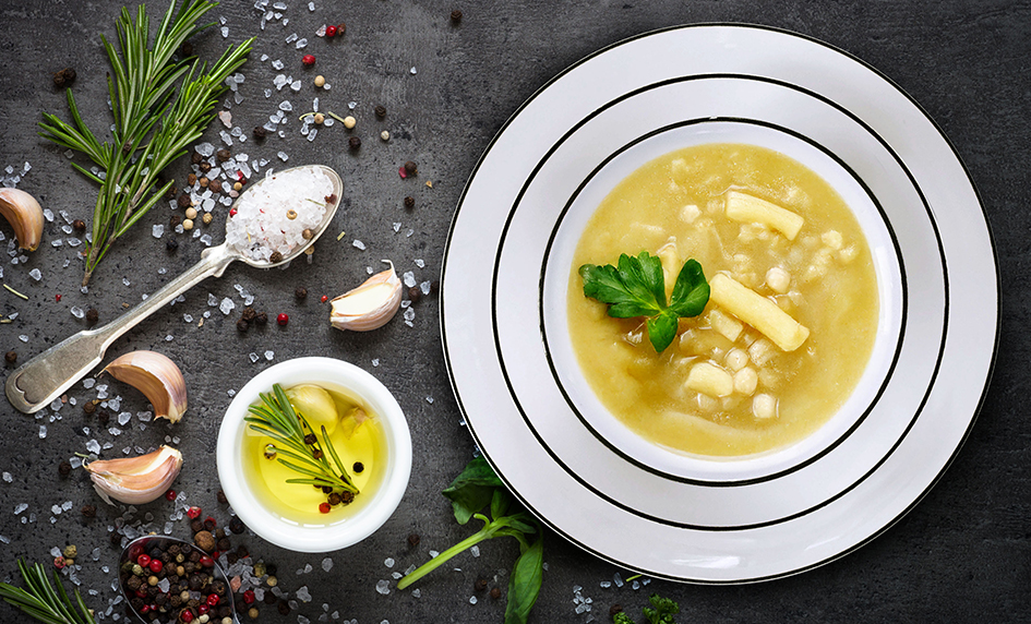 porcelanovy-talir-hluboky-linea-black-polevka-rozmaryn-cesnek-luis