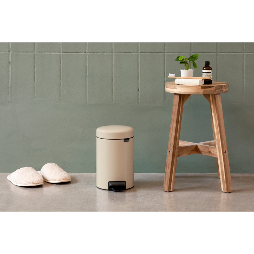 Brabantia pedálový odpadkový koš newIcon -  5 L, jemná béžová