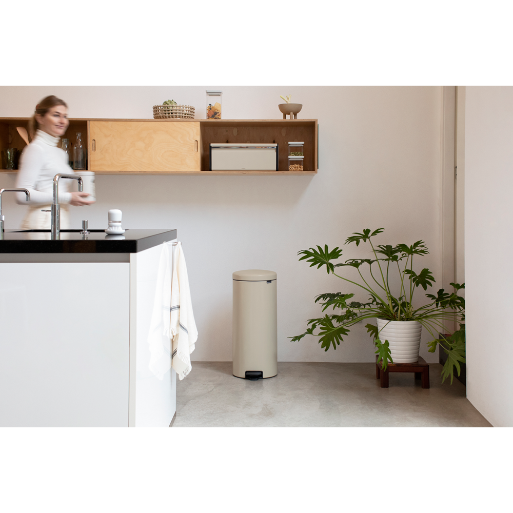 Brabantia pedálový odpadkový koš newIcon -  30 L, jemná béžová
