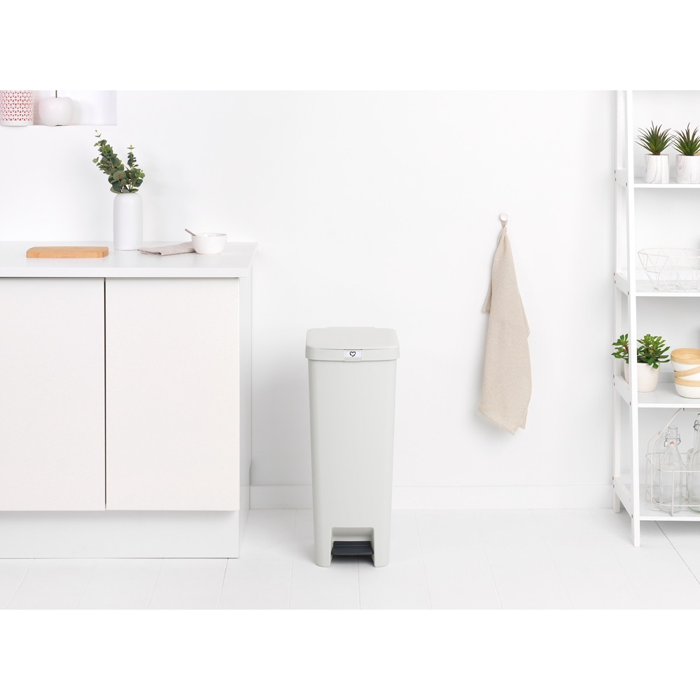 Brabantia plastový odpadkový pedálový koš StepUp - 40 L, světlešedá