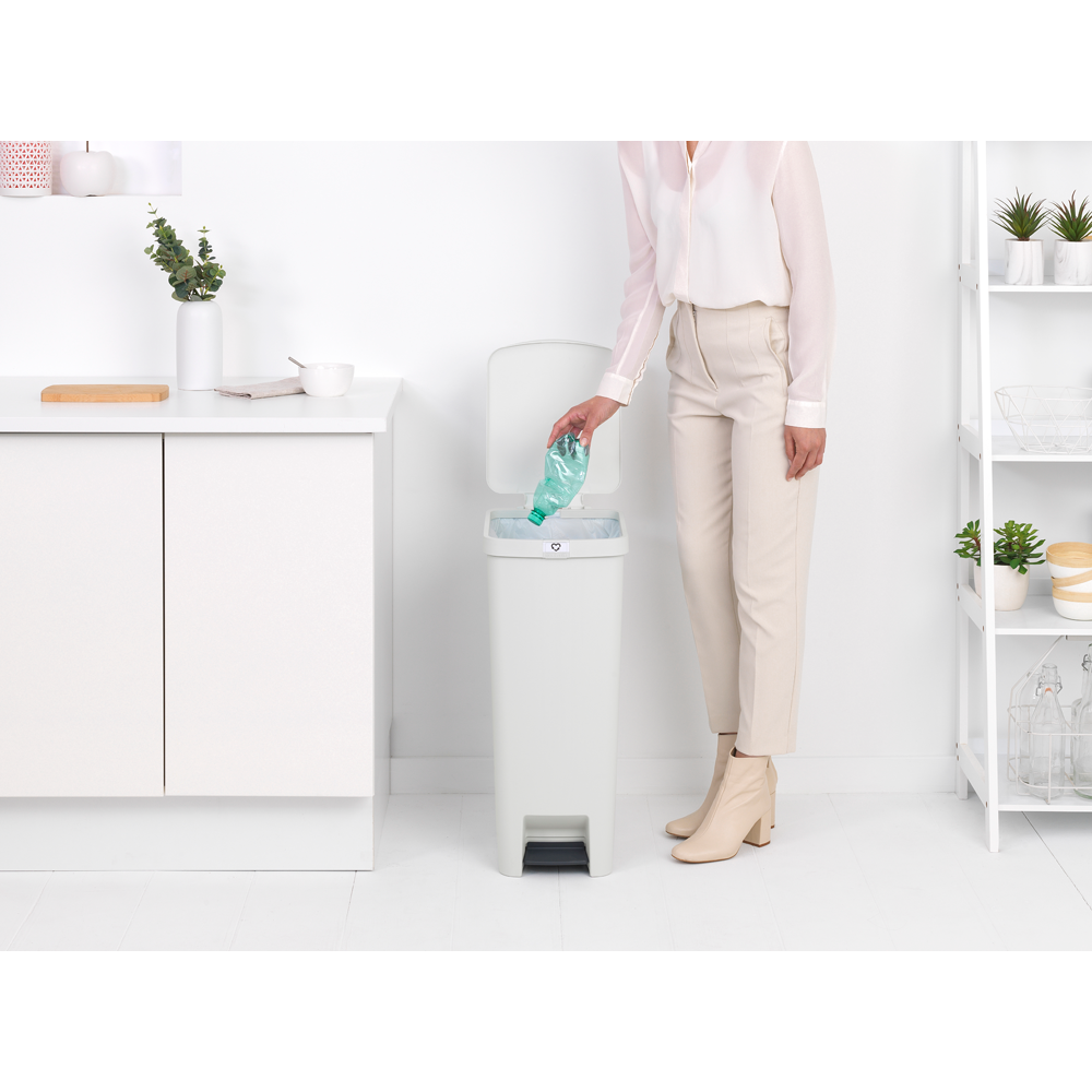 Brabantia plastový odpadkový pedálový koš StepUp - 40 L, světlešedá