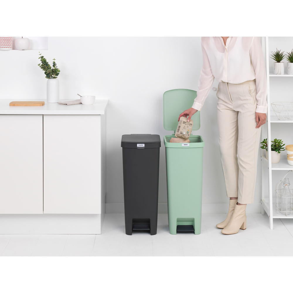 Brabantia plastový odpadkový pedálový koš StepUp - 40 L, tmavěšedá