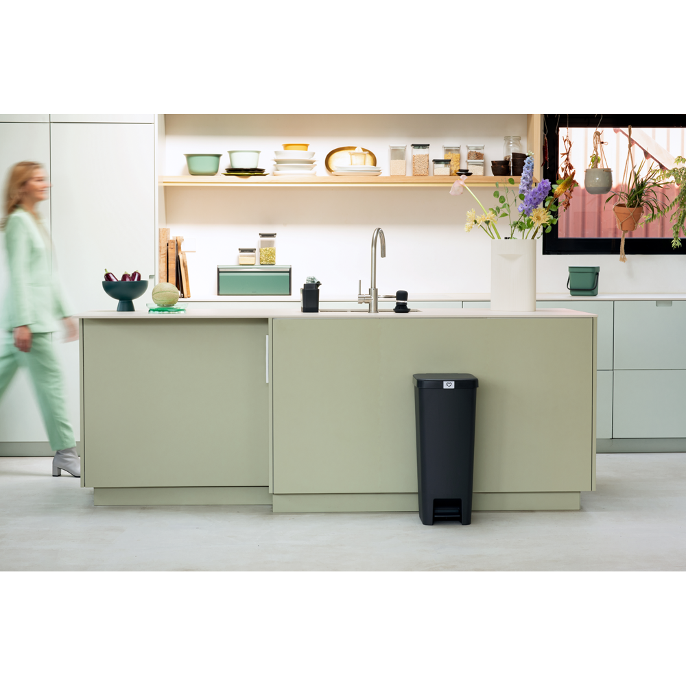 Brabantia plastový odpadkový pedálový koš StepUp - 40 L, tmavěšedá