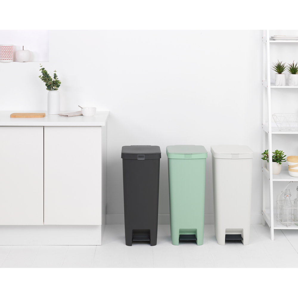 Brabantia plastový odpadkový pedálový koš StepUp - 40 L, nefritově zelená