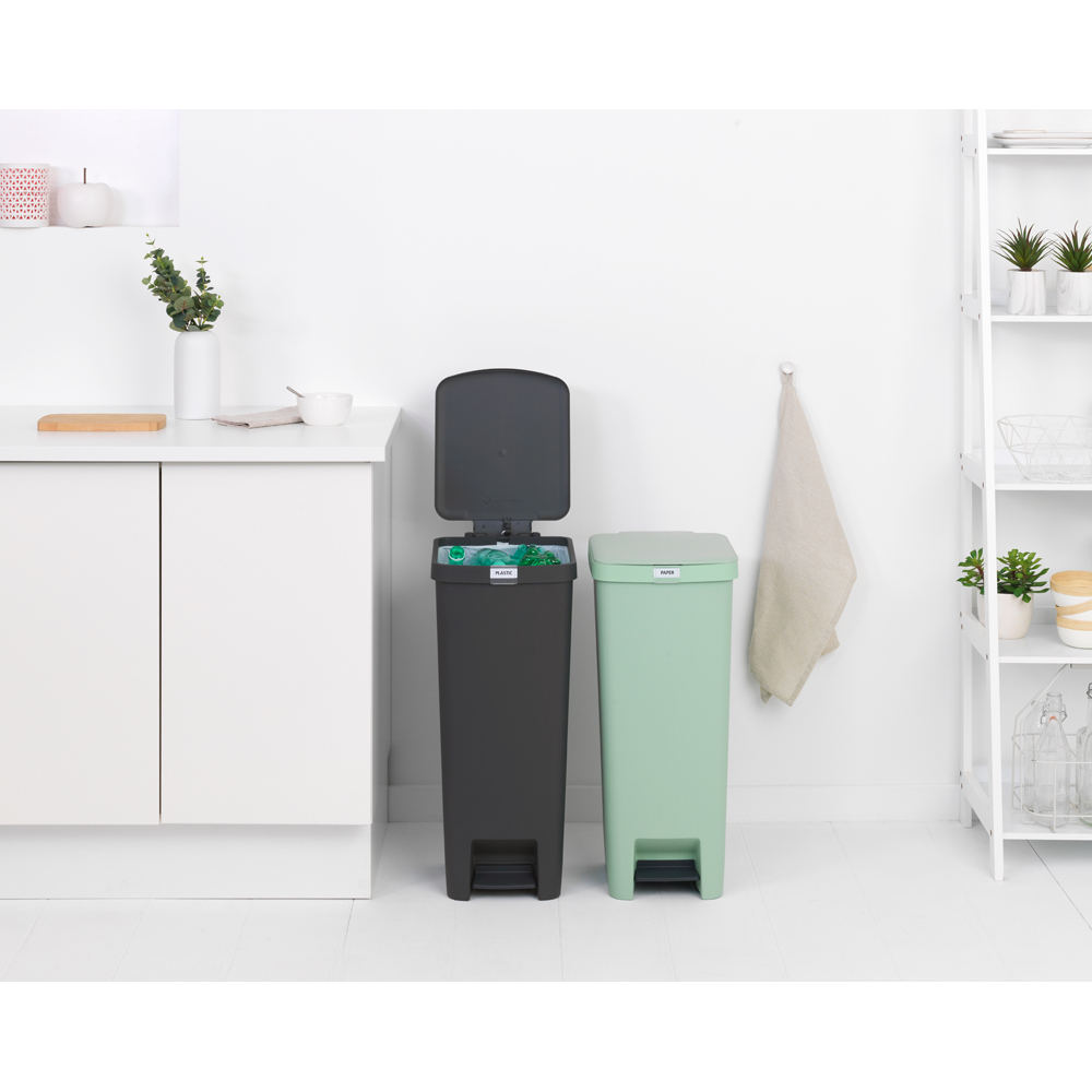 Brabantia plastový odpadkový pedálový koš StepUp - 40 L, nefritově zelená