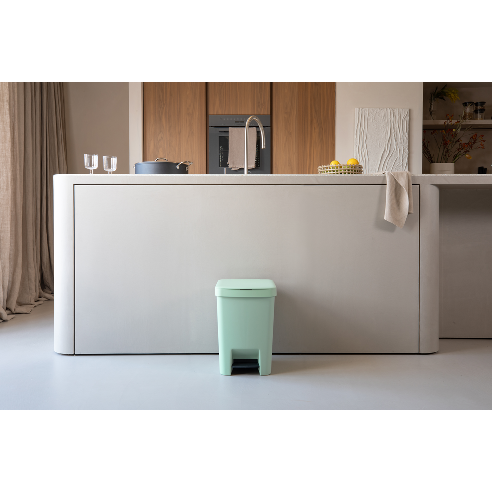Brabantia plastový odpadkový pedálový koš StepUp - 25 L, nefritově zelená