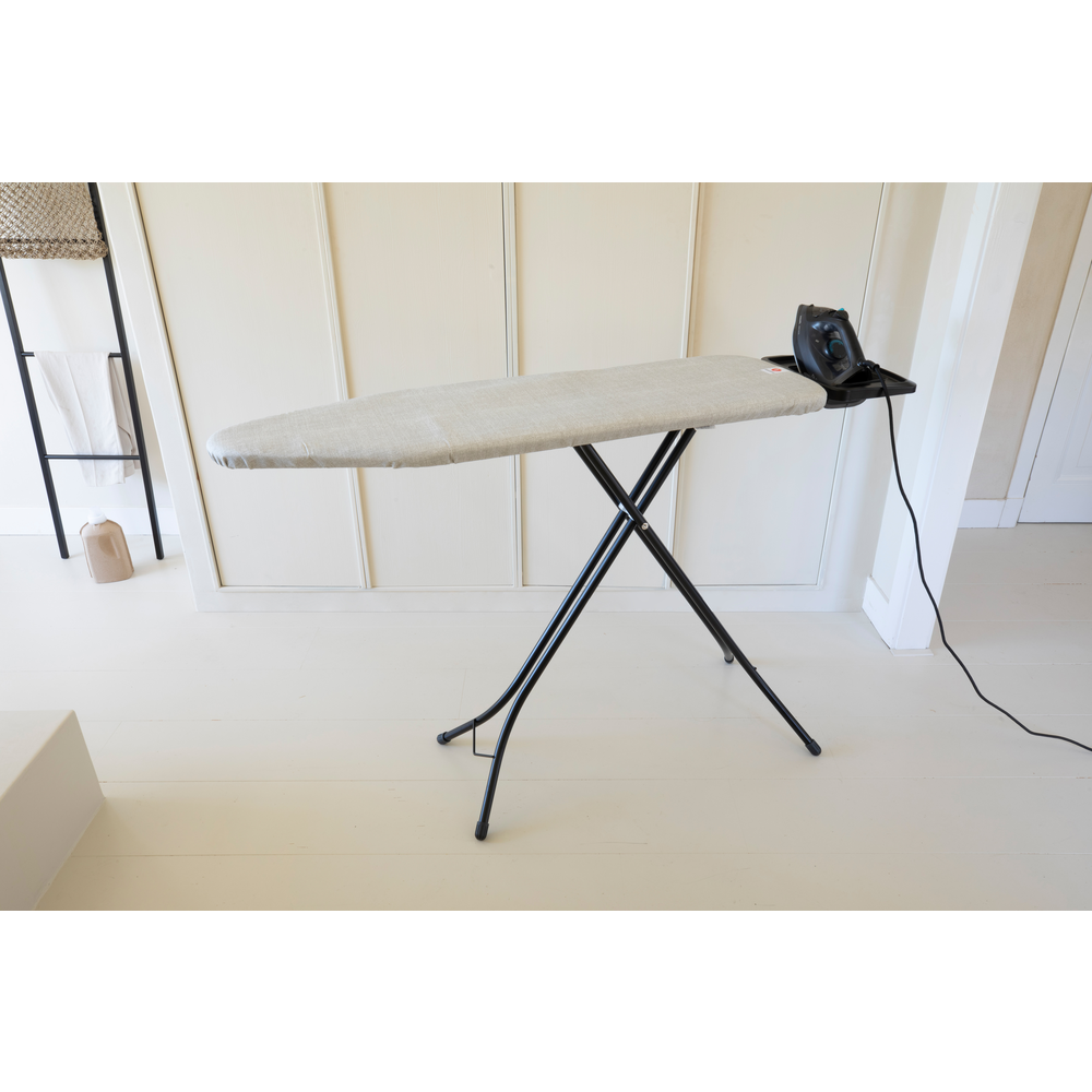 Brabantia žehlicí prkno B 124x38 cm, černý rám, pevná odkládací plocha, Denim Grey