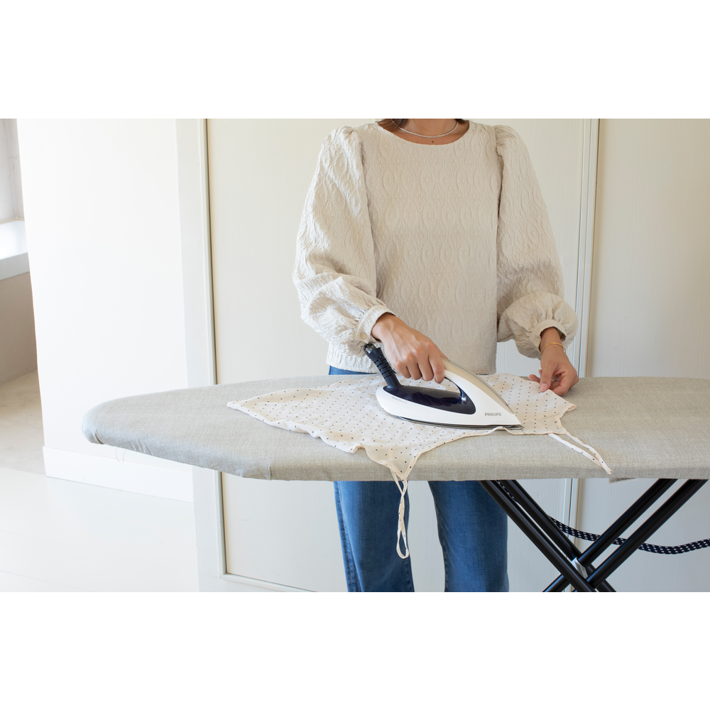 Brabantia žehlicí prkno C 124x45 cm, černý rám, pevný držák parní jednotky, Denim Grey