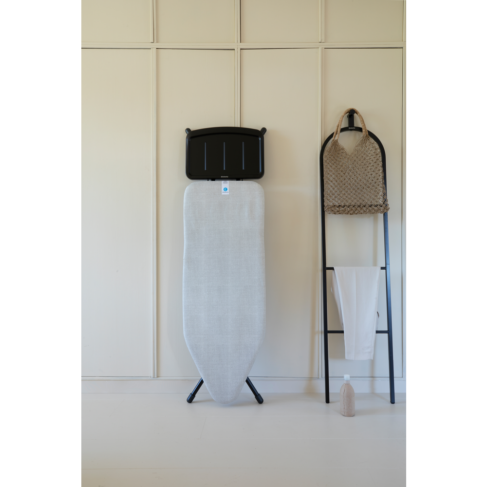 Brabantia žehlicí prkno C 124x45 cm, černý rám, pevný držák parní jednotky, Denim Grey