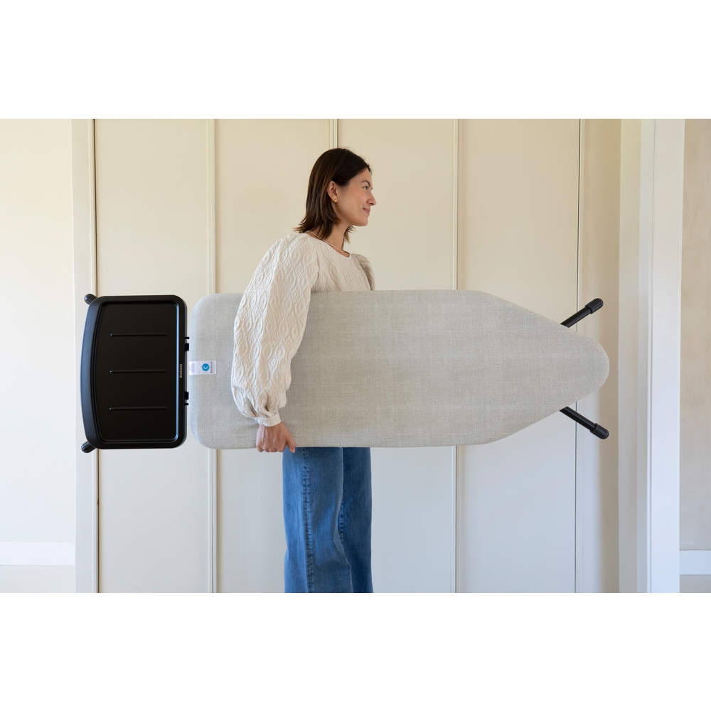 Brabantia žehlicí prkno C 124x45 cm, černý rám, pevný držák parní jednotky, Denim Grey