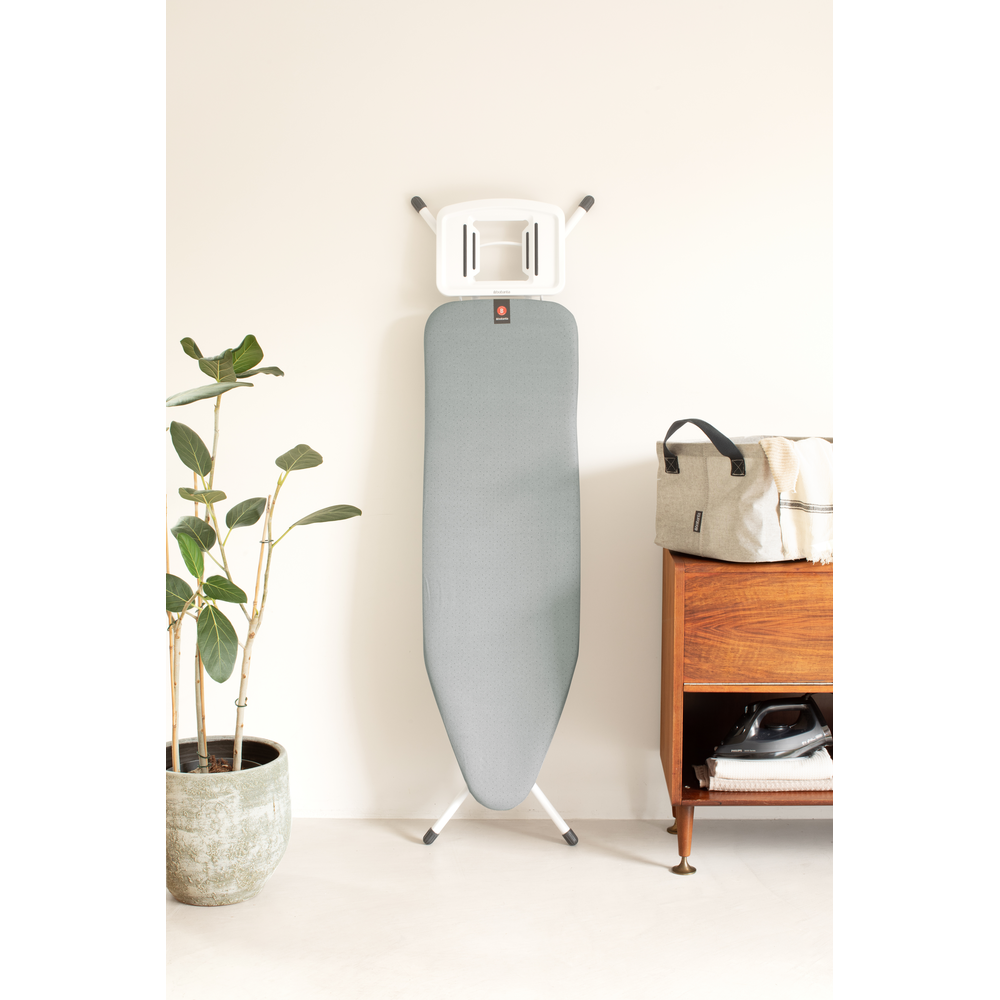 Brabantia žehlicí prkno B, 124x38cm, pevná odkládací plocha pro žehličky, bílý rám 22mm, Metallised