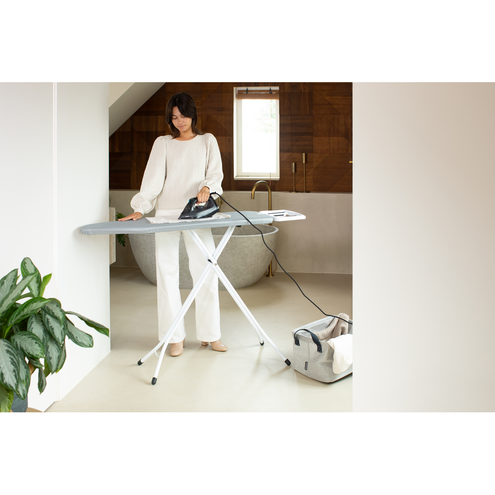 Brabantia žehlicí prkno B, 124x38cm, pevná odkládací plocha pro žehličky, bílý rám 22mm, Metallised