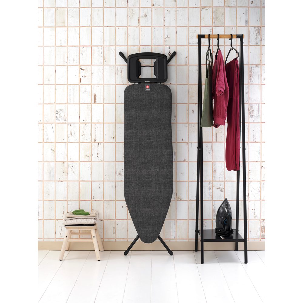 Brabantia žehlicí prkno B, 124x38cm, pevná odkládací plocha pro žehličky, černý rám 22mm, Denim Black