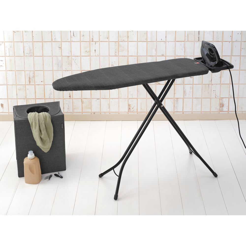 Brabantia žehlicí prkno B, 124x38cm, pevná odkládací plocha pro žehličky, černý rám 22mm, Denim Black