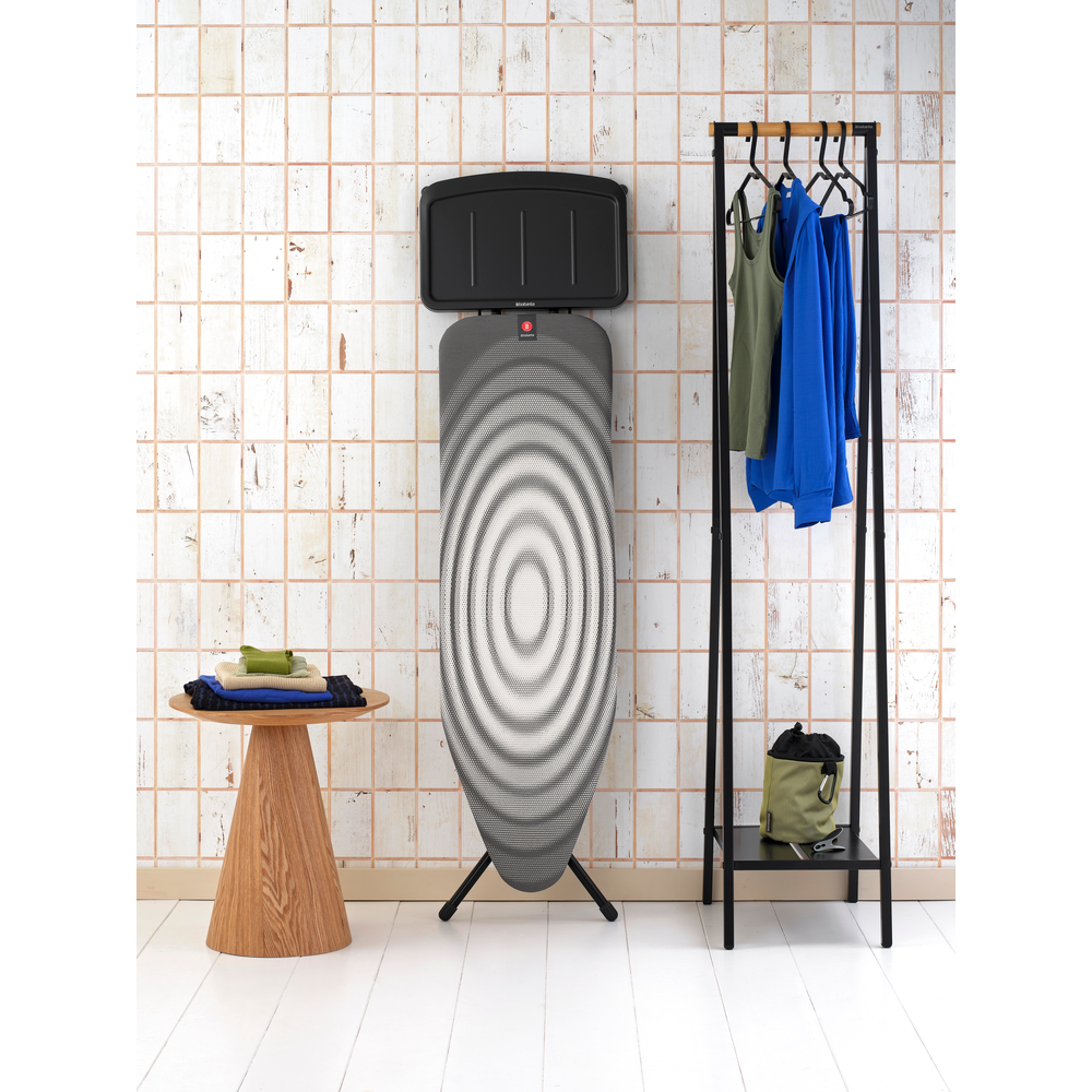 Brabantia žehlicí prkno B, 124x38cm, Pevný držák pro parní jednotku, černý rám 22mm, Titan Oval