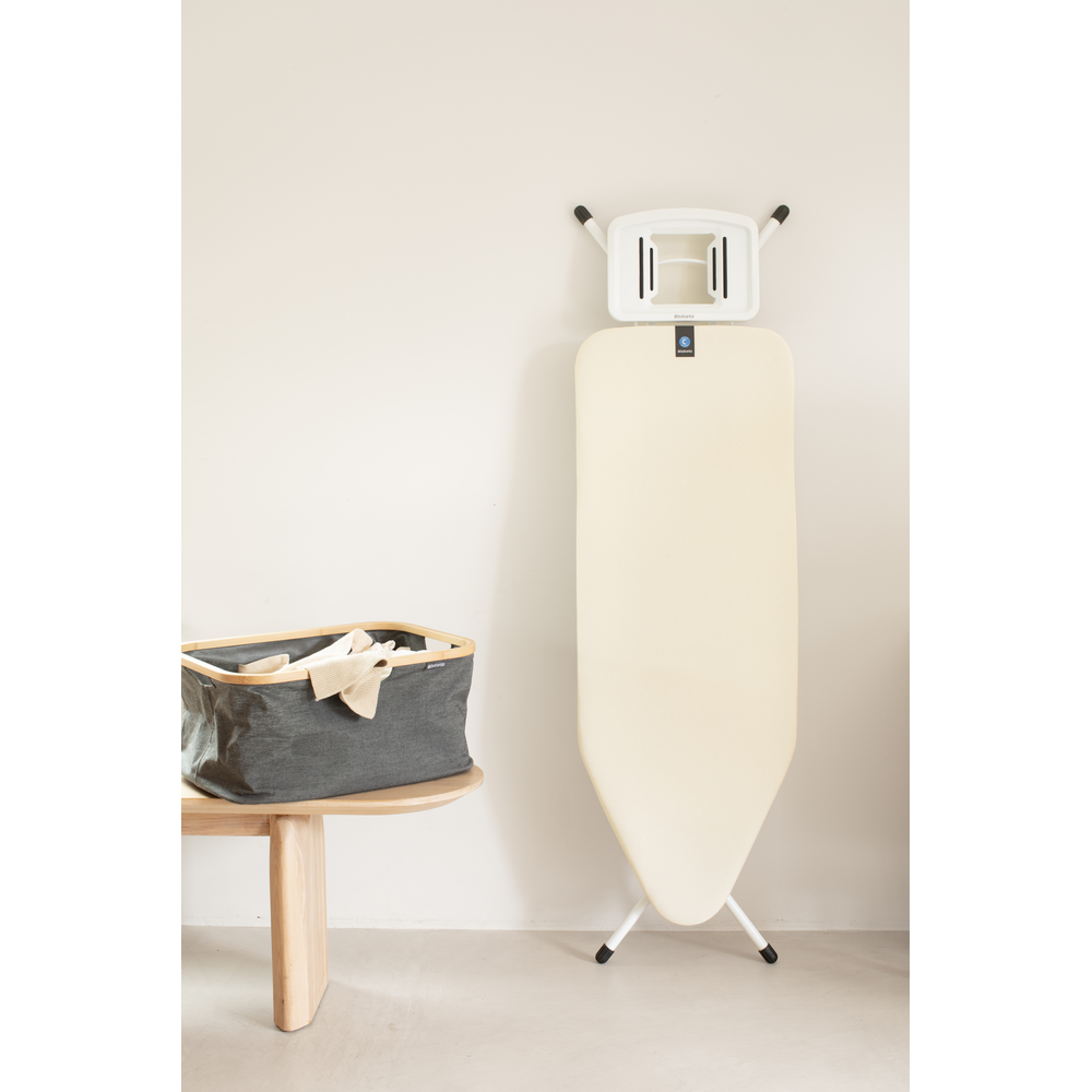 Brabantia žehlicí prkno C, 124x45cm, pevná odkládací plocha pro žehličky, bílý rám 22mm, Ecru