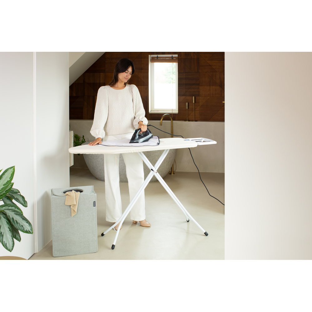 Brabantia žehlicí prkno C, 124x45cm, pevná odkládací plocha pro žehličky, bílý rám 22mm, Ecru