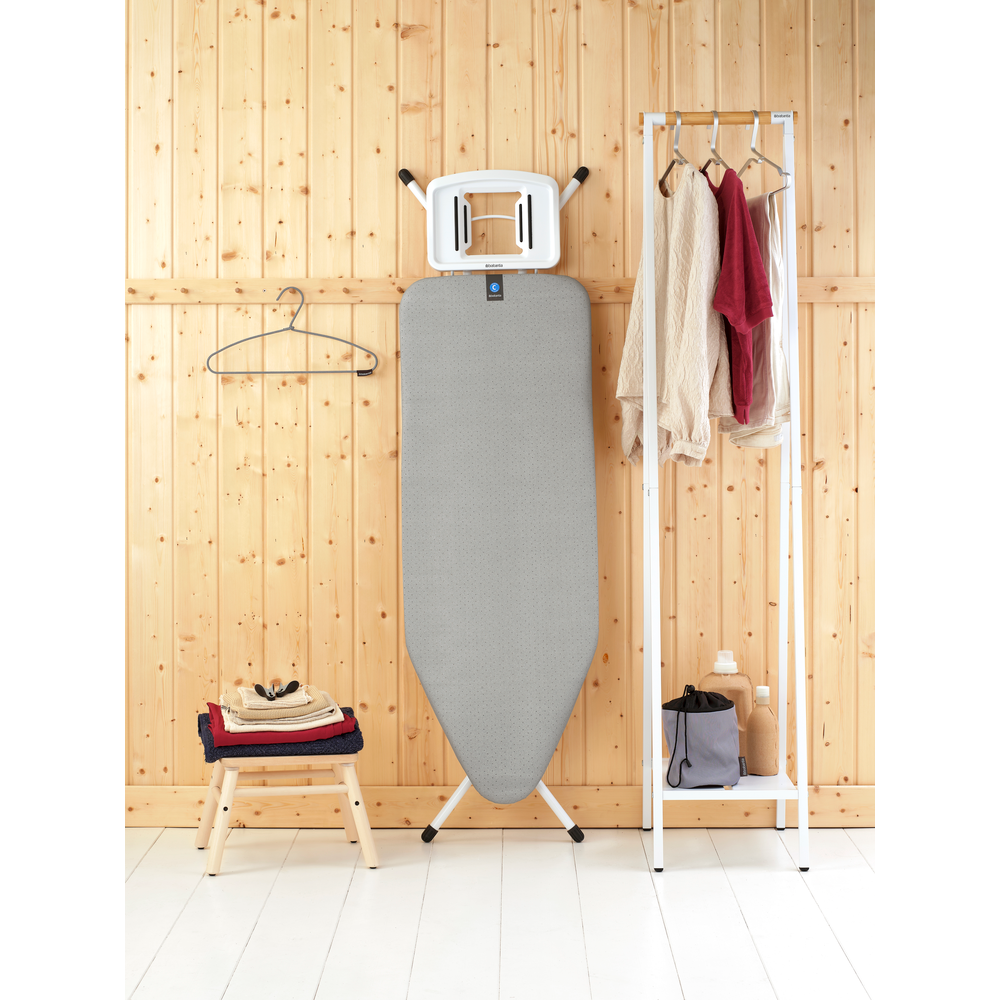 Brabantia žehlicí prkno C, 124x45cm, pevná odkládací plocha pro žehličky, bílý rám 22mm, Metallised