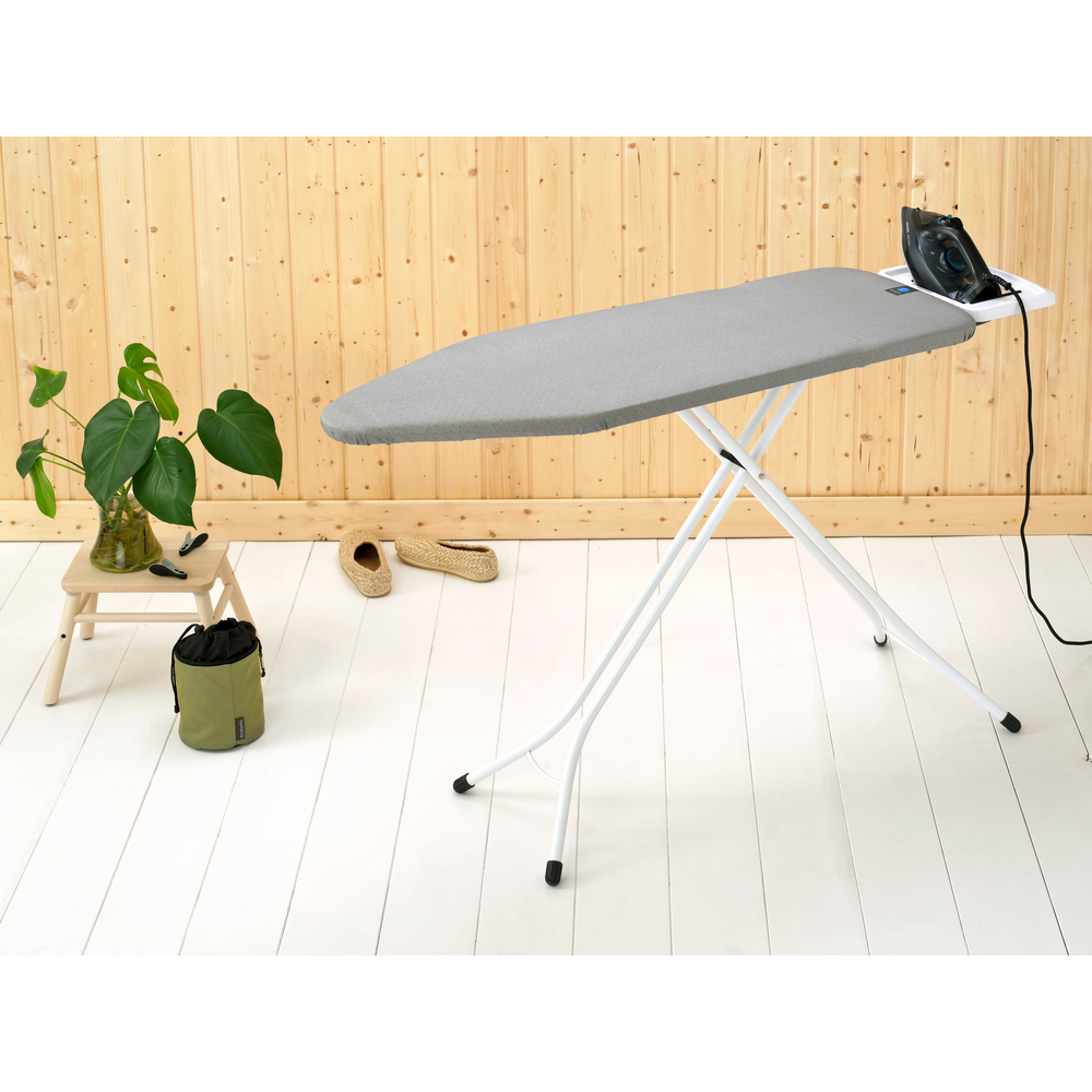 Brabantia žehlicí prkno C, 124x45cm, pevná odkládací plocha pro žehličky, bílý rám 22mm, Metallised