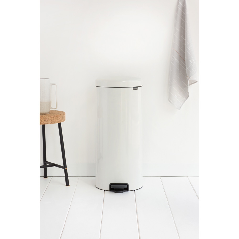 Brabantia pedálový odpadkový koš newIcon -  30 L bílá, kovové vědro