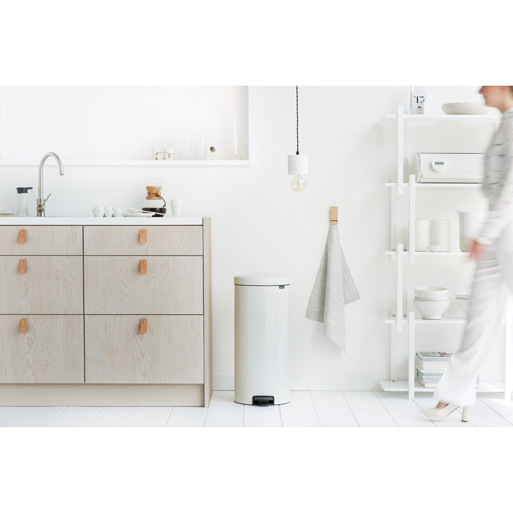 Brabantia pedálový odpadkový koš newIcon -  30 L bílá, kovové vědro