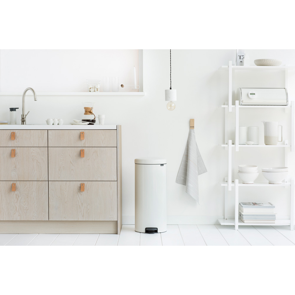Brabantia pedálový odpadkový koš newIcon -  30 L bílá, kovové vědro