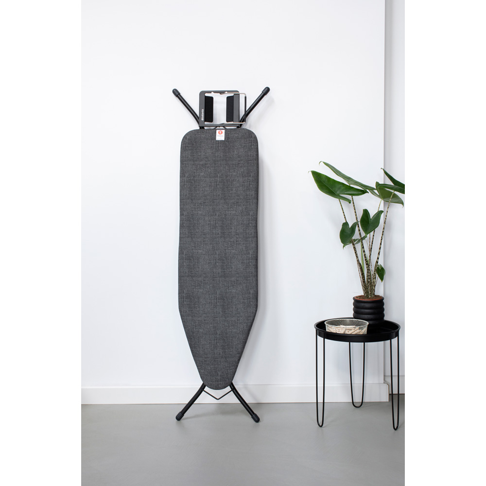Brabantia žehlicí prkno B, 124x38cm,odkládací plocha pro žehličky, černý rám 22mm, Denim Black