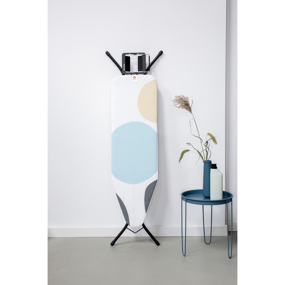 Brabantia žehlicí prkno B, 124x38cm,odkládací plocha pro žehličky, černý rám 22mm, Spring Bubbles