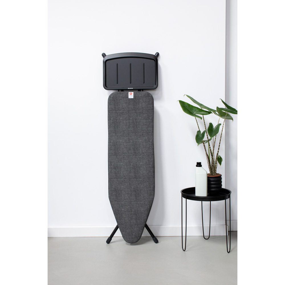 Brabantia žehlicí prkno B,124x38cm, pevný držák pro parní jednotku, černý rám 25mm, Denim Black
