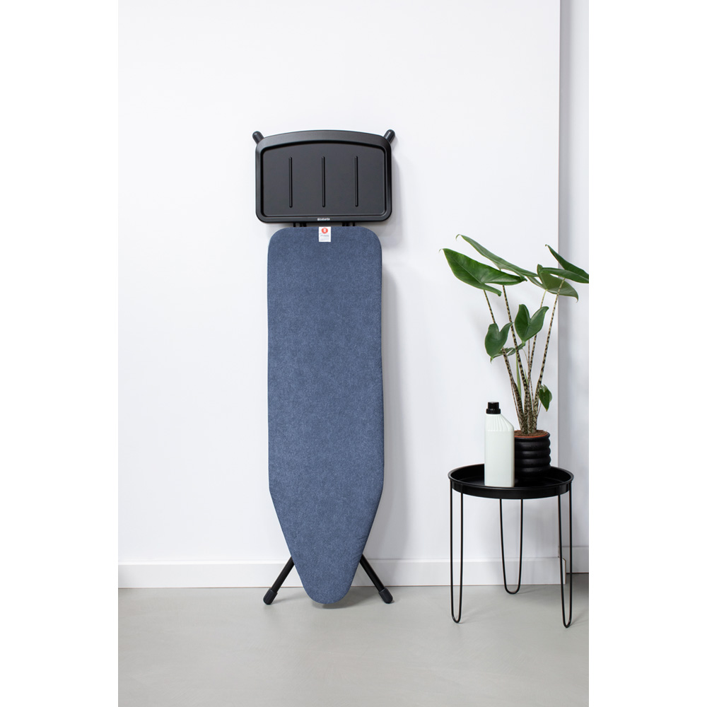Brabantia žehlicí prkno B,124x38cm, pevný držák pro parní jednotku, černý rám 25mm, Denim Blue