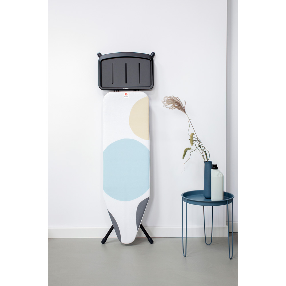 Brabantia žehlicí prkno B,124x38cm, pevný držák pro parní jednotku, černý rám 25mm, Spring Bubbles