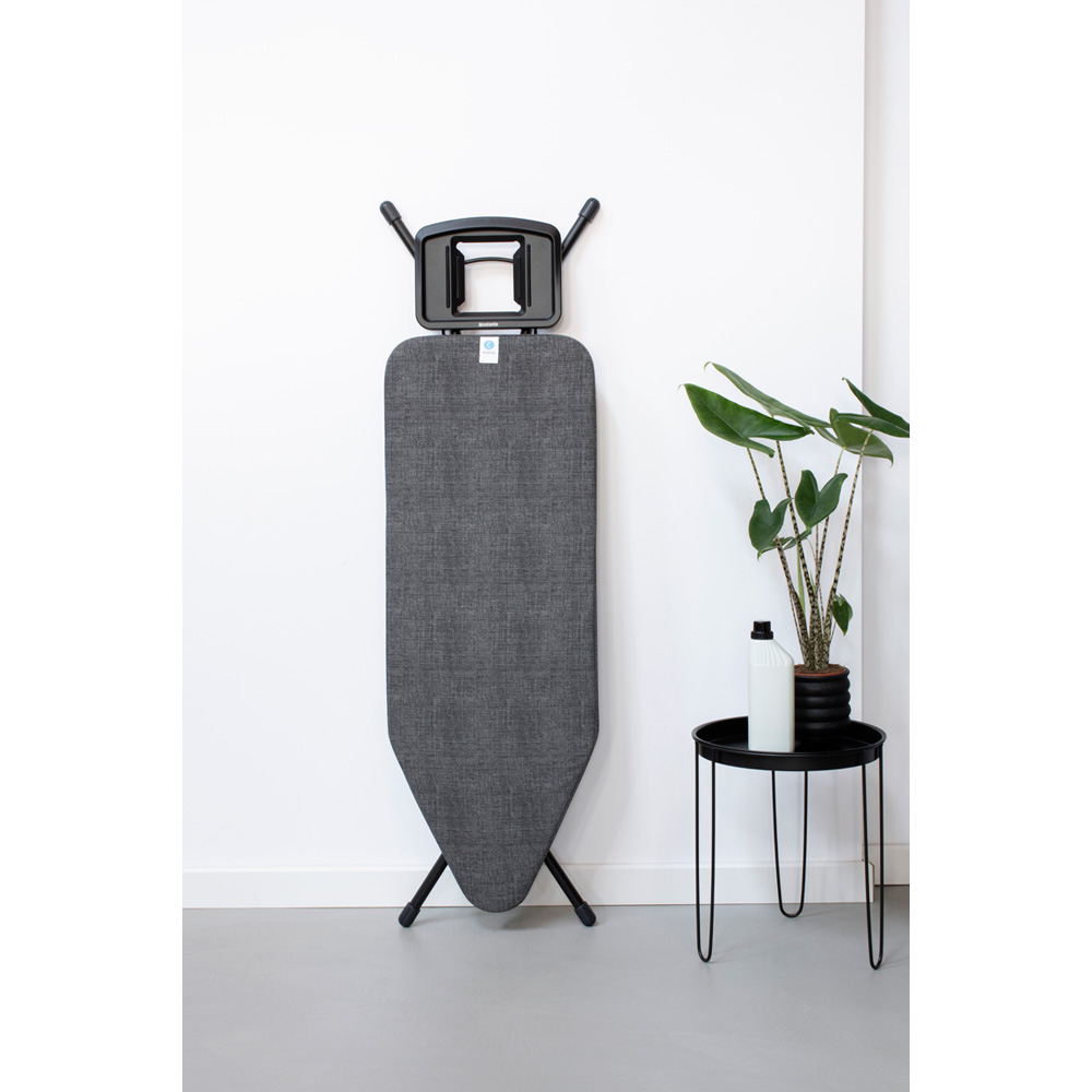 Brabantia žehlicí prkno C, 124x45cm, pevná odkládací plocha pro žehličky, černý rám 25mm, Denim Black