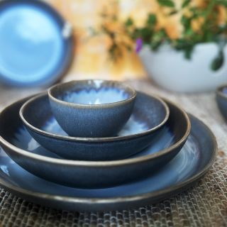 Vlny, obloha, umění. 💙 Naše keramická kolekce Marelo přináší na váš stůl magii barev. Každý kus je originál s ruční...