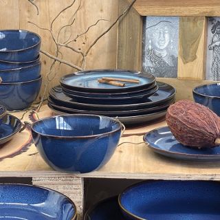 Ponořte se do hlubin elegance. 🌊 Naše keramická kolekce Midnight přináší na váš stůl kouzlo noční oblohy. Lesklá tmavě...