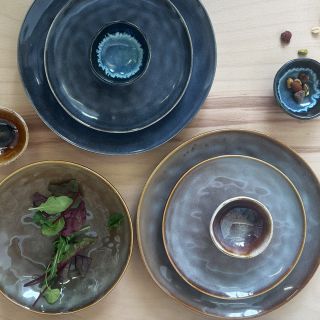 Každý talíř je originál. ✨ To je krása naší keramické kolekce Kera, kde se ruční práce snoubí s nepravidelným, ale přesto...