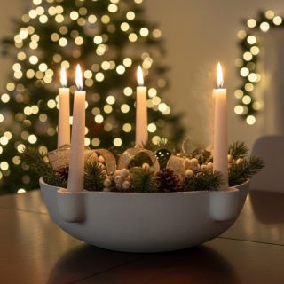 Jednoduchost, která hřeje. 🔥 Náš moderní adventní svícen H&L. Tento hliníkový svícen je esencí skandinávského vánočního...